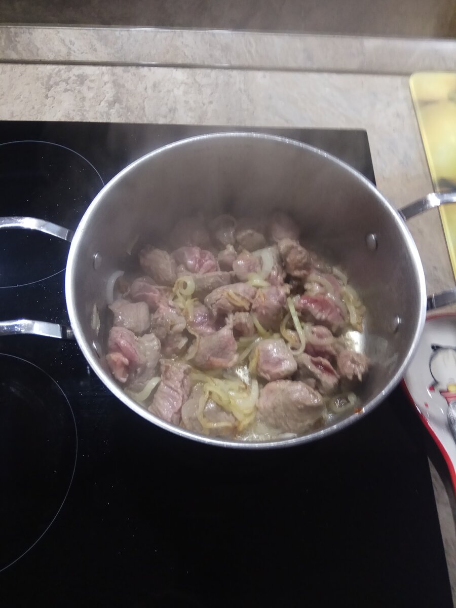 2.1	Мясо нарезаем небольшими кубиками, выкладываем на обжаренный лук, готовим перемешивая, до появления на мясе коричневой корочки. 