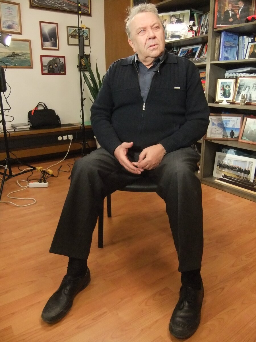 Владимир Фортов во время интервью в кабинете в Президиуме РАН, Нескучный сад, 2015 год