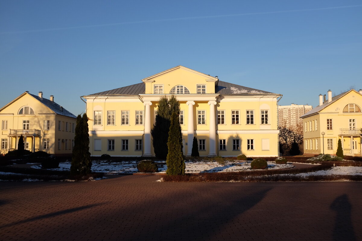 В помещениях усадьбы – школа им. Преподобного Сергия Радонежского, центр повышения квалификации для преподавателей основ православной культуры, центр духовного просвещения молодежи, музей колоколов