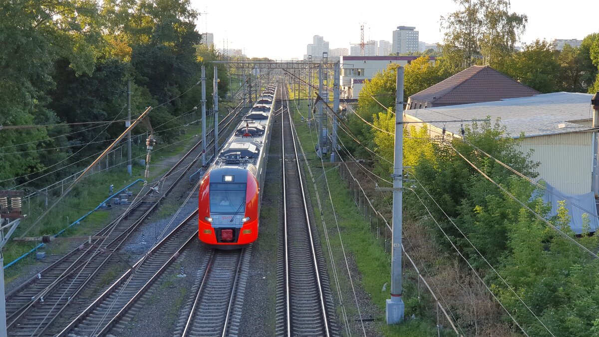 ЭС2Г-127 на скорости на идеально ровном участке пути