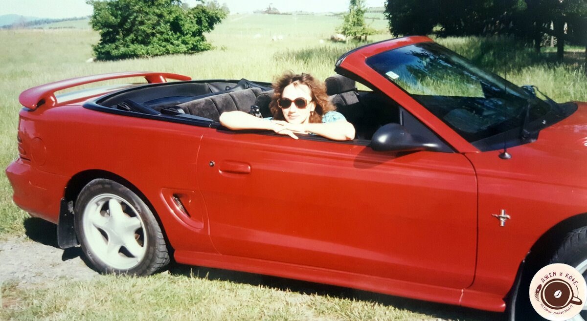 Новая Зеландия. Я на ферме, в Кивитахи. На заднем плане пасутся овечки. Автомобиль "Мустанг"