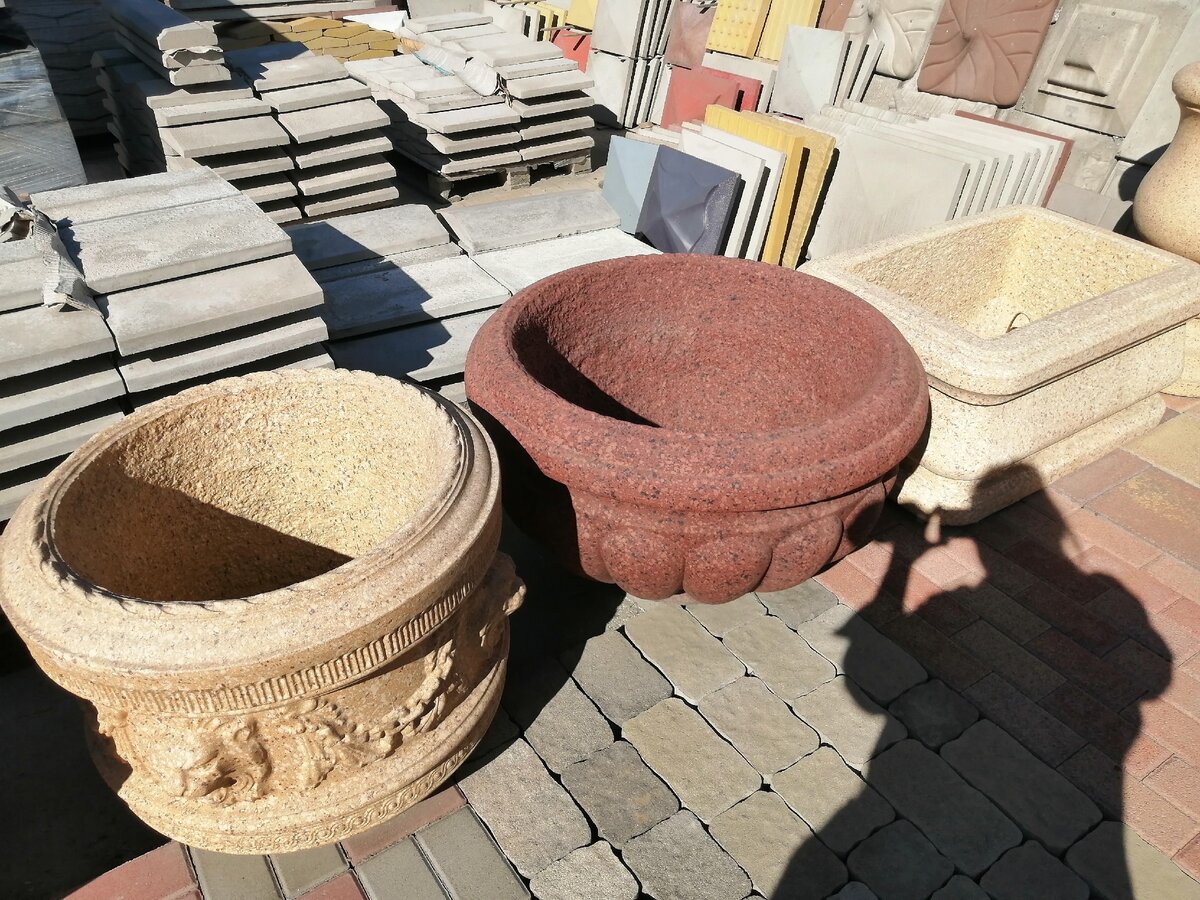 Фото автора. Вазоны со львом и орнаментом напоминает ушедшую эпоху. 