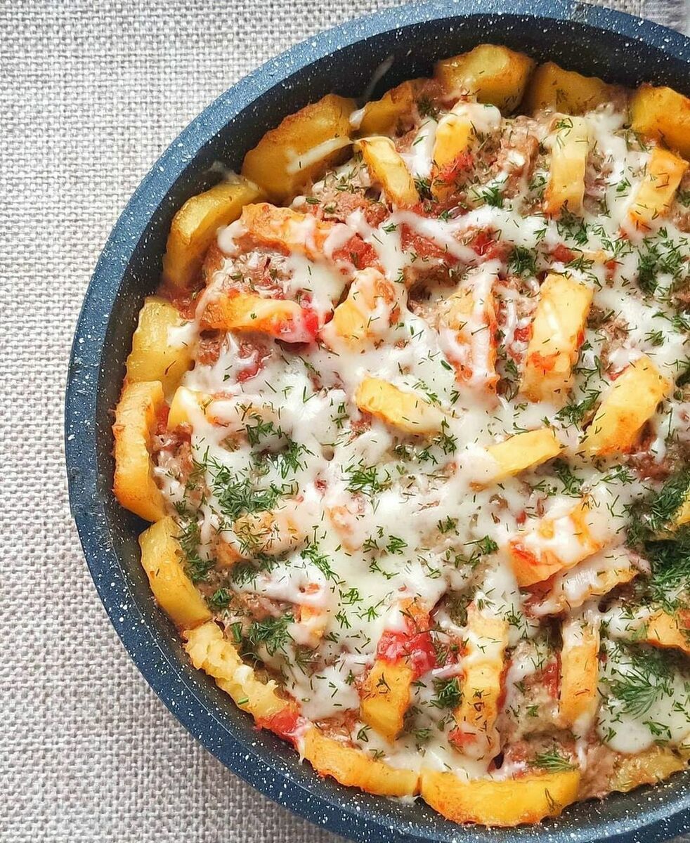 😍БОМБИЧЕСКИЙ КАРТОФАН С ФАРШЕМ. 
Выход ~1150г/5 порций.
КБЖУ на 100г.: 169/12.7/7.1/13.4.
⠀
🔷Ингредиенты:
- 550г фарш из говядины (в моем 200ккал на 100г)
- 700г картофеля (очищенного)
- 1 яйцо
- 50г репчатого лука
- 40г сыра (у меня пармезан, но можно любой твердый)
- 100г кетчупа или томатной пасты
- соль, перец, зелень по вкусу.

🔷Приготовление (смотрите слайды, так понятнее➡):
В фарш добавить мелко нарезанный лук, соль, перец, яйцо, перемешать, слепить много шариков размером с грецкий орех. Картофель нарезать кружочками примерно 0.8см.

Смешать кетчуп с 200г воды.
В форму выкладываем чередуя шарики и картофель, шарики немного сдавливаеи картофелем, чтобы они стали примерно одинаковой формы. Если форма квадратная - выкладывайте рядами, круглая-по кругу. Солим. Заливаем томатным соусом. Закрывем фольгой. Ставим в разогретую духовку на 200° на 40 минут.

Далее открываем фольгу, ставим в духовку еще на 20 минут. Проверяем вилкой готовность картофеля. Если жестковат- ставим еще на 10-20 минут. Далее посыпаем тертым сыром, запекаем 5 минут, сыр расплавился и готово. При подаче посыпаем зеленью.

Приятного аппетита!!!!