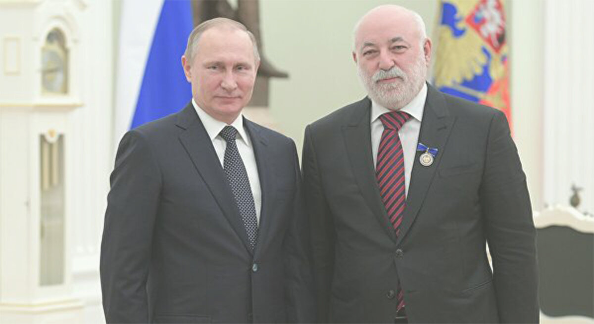 Путин награждает Вексельберга