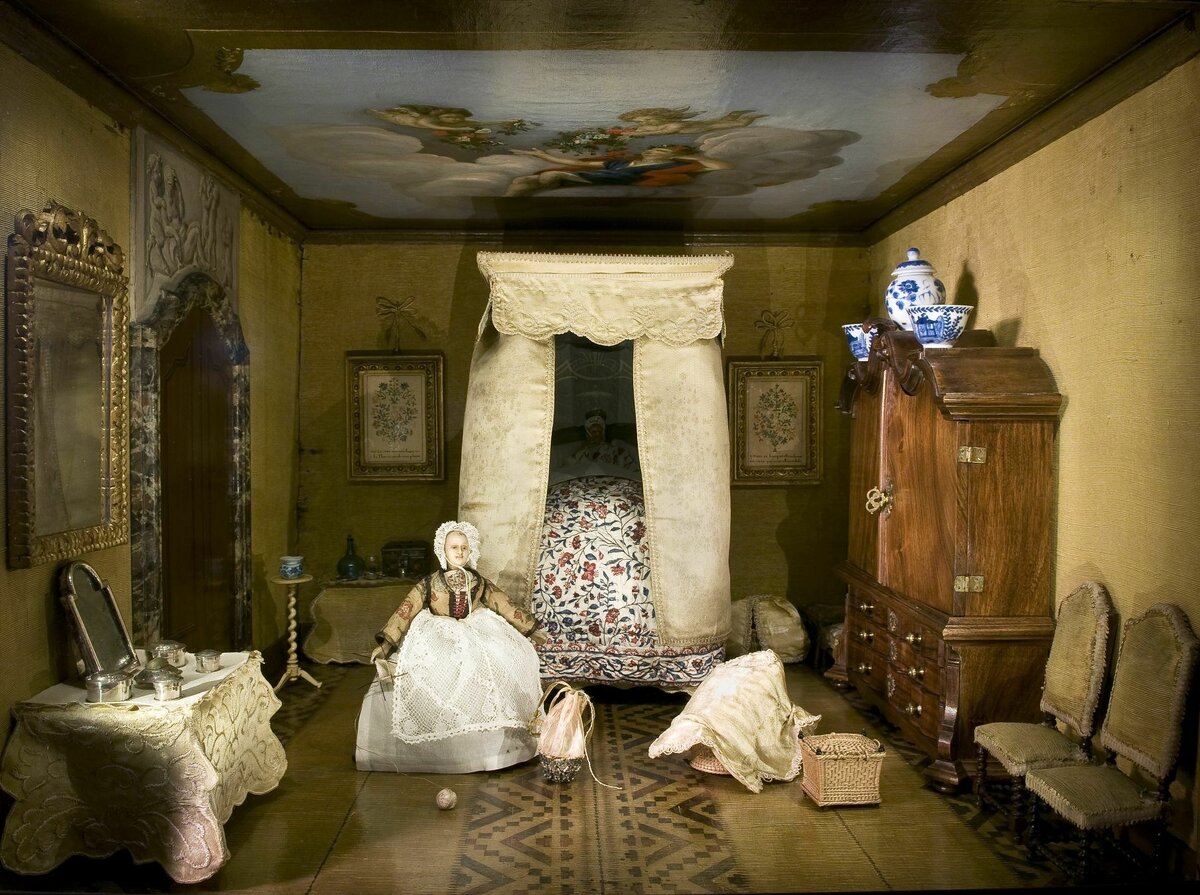 Комната роженицы в кукольном домике, принадлежащем неизвестной владелице. Обратите внимание на роспись на потолке