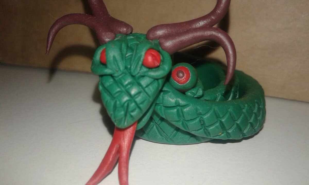 Змея но больше похожа на дракона