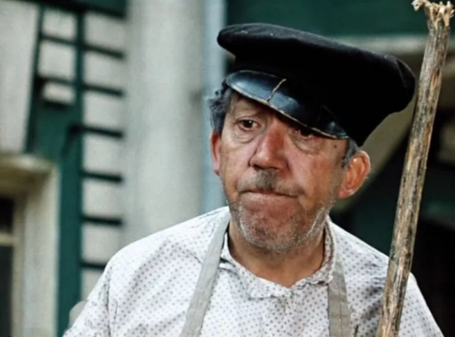 Юрий Никулин в роли дворника Тихона в фильме "12 стульев".  Реж. Леонид Гайдай, 1971 г.