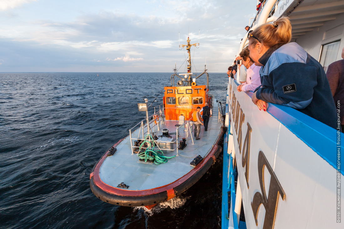 Современный корабль в море. Отдыхающие на теплоходе. Морская прогулка на парусной яхте библио глобус. Туризм по белому морю на теплоходе. Круиз по белому морю.