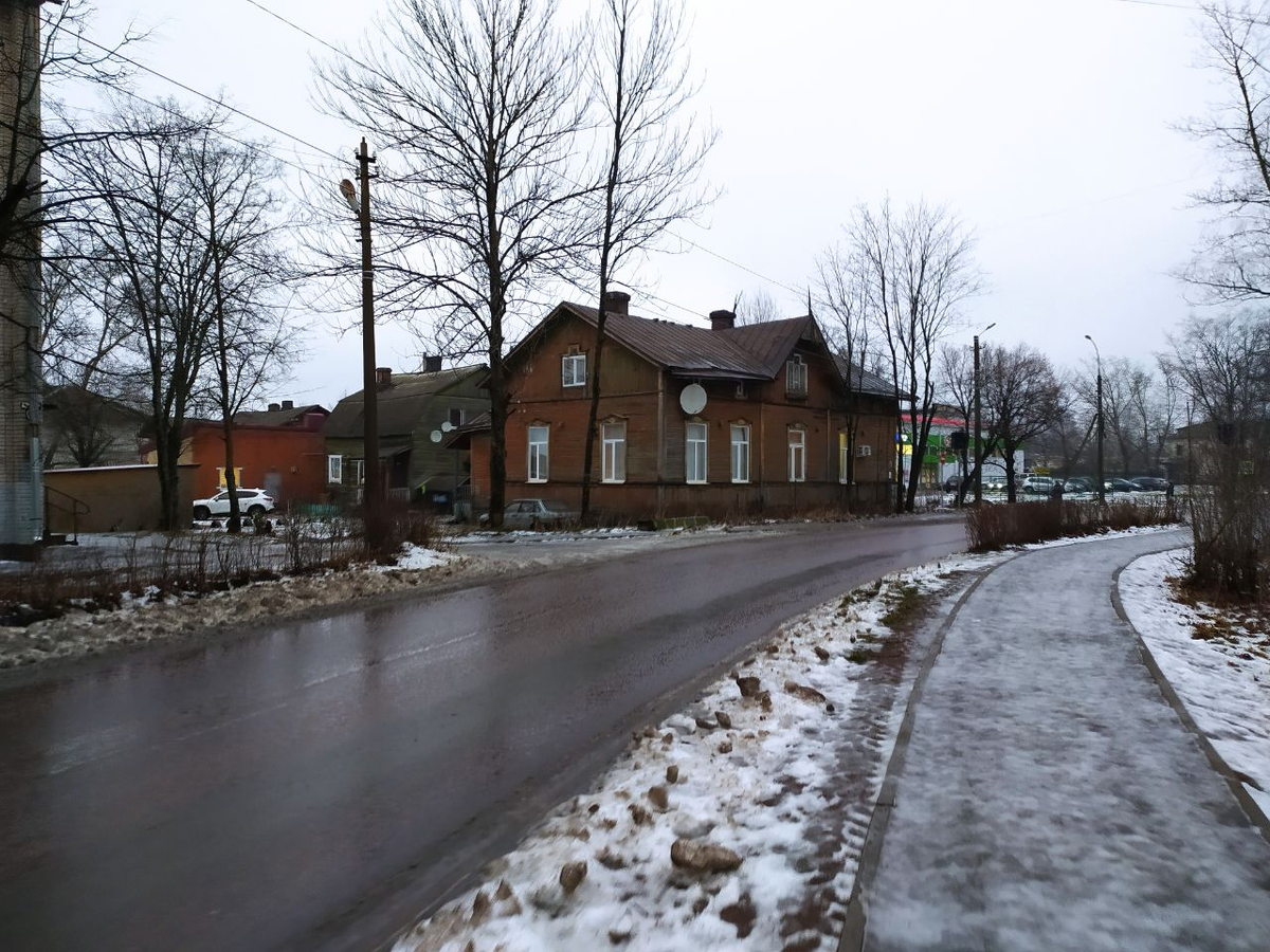 В городе живет 18 тысяч человек. Основная недвижимость - деревянные дома. Хотя встречаются и хрущевки, и даже брежневки. На многих домах старого образца установлены спутниковые тарелки 