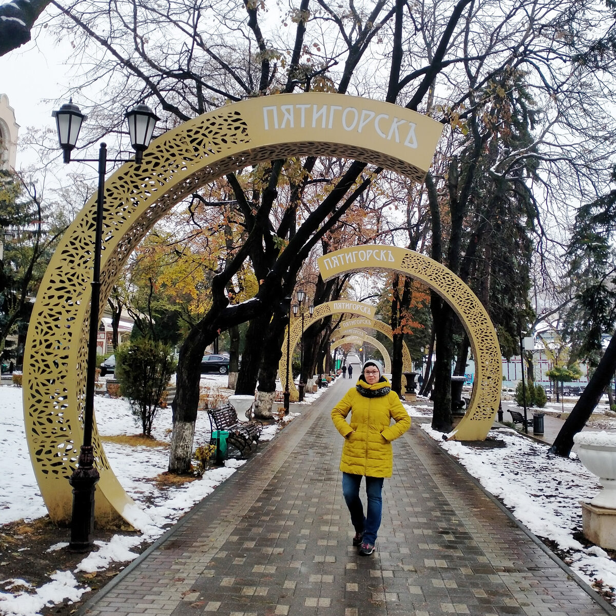 Голубой домик справа в кадре это и есть туристско-информационный центр.