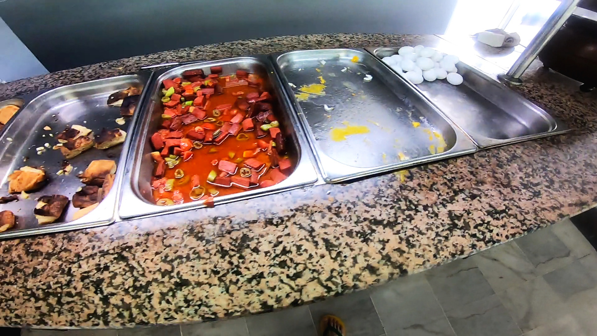 Так выглядел завтрак шведского стола, выбор не такой большой, но всего в меру и все вкусно.