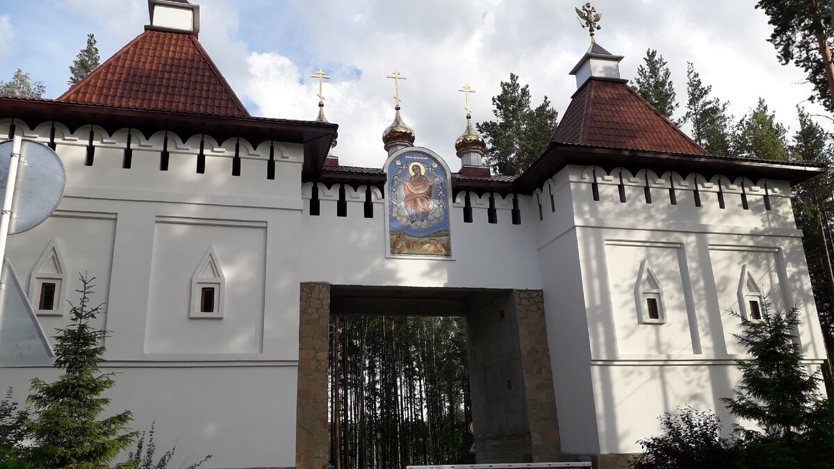 Надвратная церковь "Спорительницы хлебов".