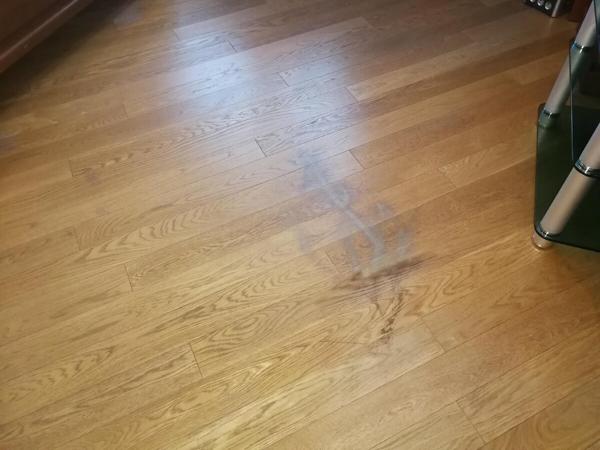 После передвижения по комнате мебели стали появняться темные пятна 