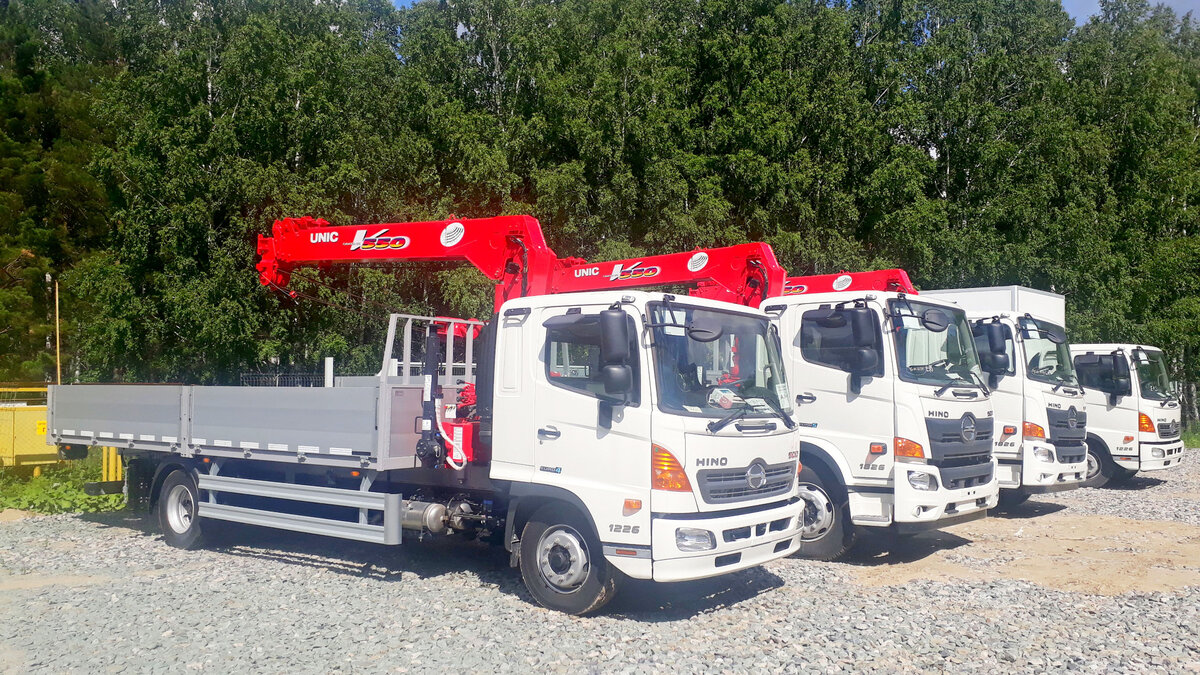 Стоянка готовых автомобилей с КМУ Юник