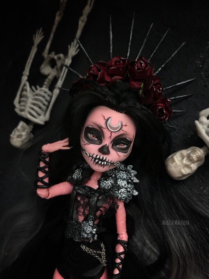 Прекрасная Лилит в образе Королевы Мёртвых. Листай, чтобы увидеть больше фото