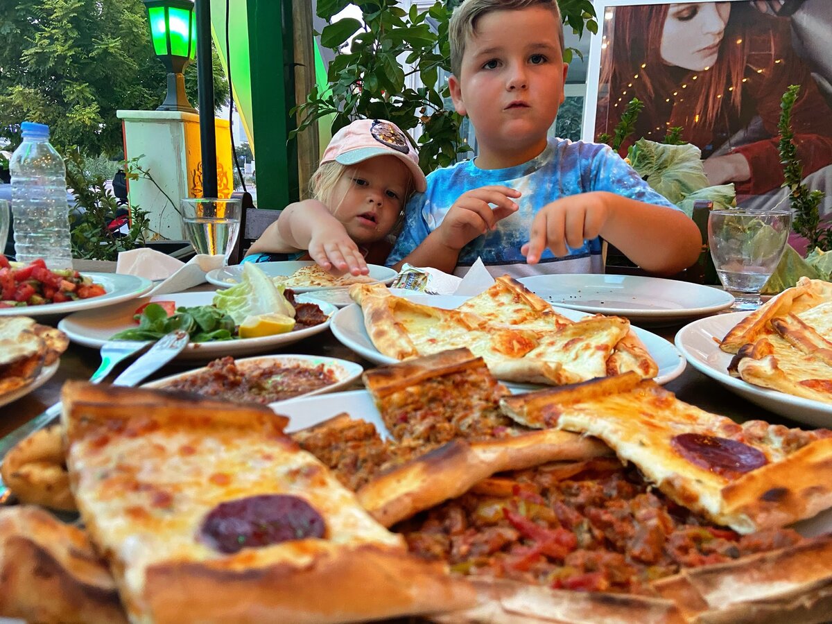 В первые дни в Турции мы не могли сопоставить размер блюд и часто заказывали больше чем могли скушать! )))