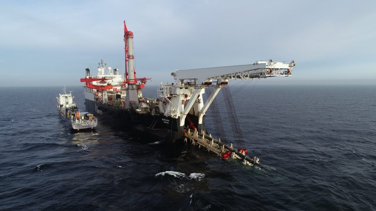 Судно ложит трубы для "Северного потока-2" 