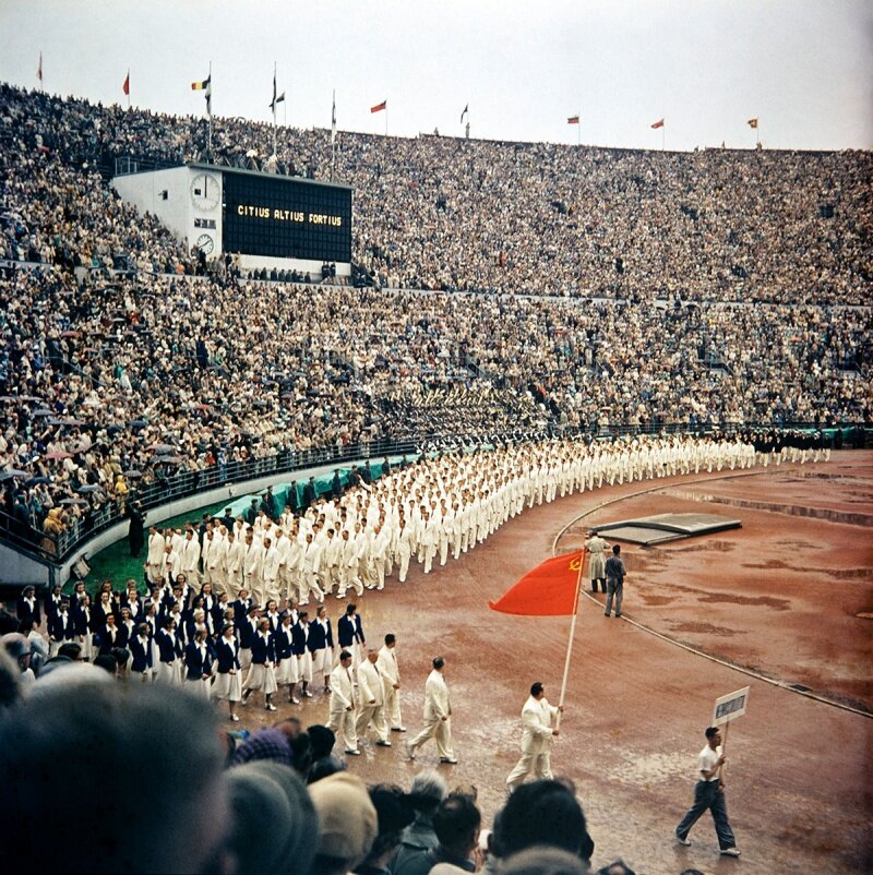 Фото: 24СМИ
Наши предки совершили бессмертный подвиг в 1941-45-х и несть числа конкретным примерам, когда люди жертвовали жизнью ради общей победы. К примеру, ленинградские ученые агрономы во время блокады спрятали уникальную коллекцию семян в подвале Эрмитажа, чтобы сохранить для потомков крупнейший мировой семенной банк. За 872 блокадных дня девять агрономов скончались от голода, но не посмели нарушить целостность коллекции и приготовить из семян еду.

Примерно таким видят иноземцы наш родной “совок”, хотя это лишь верхушка айсберга социалистического “Титаника”, который семьдесят лет бодро плыл по течению, но в конце концов сбился с пути и развалился на куски. Кончина вышла горькой и печальной, но в прошлом по-прежнему возвышаются крупные вершины на зависть ушлым соседям и извечным заокеанским противникам.История СССР пестрит страницами, которые сложно понять даже местному бывалому человеку, не говоря про иностранцев, для которых русская душа и российская держава навсегда останутся загадкой. Хотя разгадать Россию-матушку иноземцы пытались, для чего постоянно собирали документальные материалы, интересные сведения, статистику, новости и даже народные байки, что касались истории, культуры, экономики, политики и, разумеется, людей, населявших 1/6 часть суши. Познакомьтесь с 25 замечательными фактами про СССР, собранными зарубежными репортерами и простыми любителями мировой истории, частью которой является великий и могучий Советский Союз, сколько бы грехов ему не приписывали.25. ТЕТРИС

Компьютерные игры являлись слабым местом отечественной развлекательной индустрии, хотя одну из наиболее известных и популярных игрушек придумали в перестроечном “совке”. Сделал это программист Алексей Пажитнов, который трудился в Вычислительном центре Академии наук над вопросами искусственного интеллекта и распознавания человеческой речи и параллельно развлекался компьютерными игрушками и головоломками, придумав в итоге известный всей планете тетрис. Правда, чтобы превратить разработку в полноценный бизнес-проект программисту пришлось переехать в Америку.24. ВЕНЕРА-7

Достижения советской космонавтики не способны отрицать даже самые оголтелые критики “совка” и автоматическая межпланетная станция Венера-7 – очередное доказательство величия союзной программы исследования космоса. Это первый земной аппарат, осуществивший передачу данных с поверхности другой планеты. Венера-7, созданная инженерами Машиностроительного завода имени Семёна Лавочкина, вылетела с Байконура 17 августа 1970-го и достигла пункта назначения 15 декабря спустя 120 суток после старта. Аппарат передавал данные в течение 20 минут после посадки, но потом произошел сбой телеметрического коммутатора, хотя основную задачу осуществления мягкой посадки Венера-7 выполнила.23. РЕЦЕПТЫ РАИСЫ ГОРБАЧЕВОЙ
Фото: spletnik.ru
Во время официального визита генерального секретаря ЦК КПСС Михаила Горбачева в Великобританию его супруга Раиса Максимовна, очень уважаемая и популярная особа на западе, пообщалась с министром сельского хозяйства Майклом Джоплингом и рассказала британцу, что её соотечественники знают триста способов приготовления картофеля. Политик выразил сомнения, на что первая леди Союза пообещала выслать ему свою книгу рецептов. Так Раиса Горбачева и поступила, по возвращении домой отправив министру книгу с припиской “Прошу прощения за допущенную ошибку. На самом деле у нас существуют целых пятьсот способов, как приготовить картошку”.22. СУДЬБА КОСМОНАВТА
Фото: esa.int
Сергей Крикалев с октября 2005-го по июнь 2015-го держал рекорд планеты Земля по суммарному пребыванию в космосе (ныне его достижение 803 дня на 75 суток превзошел Геннадий Падалка), но мы здесь хотим рассказать о другом интересном биографическом факте Крикалева. Второй полет Сергея Константиновича занял десять месяцев с декабря 1990-го по октябрь 1991-го. Его партнерами были космонавты Анатолий Арцебарский и Хелен Шарман, но через полгода они вернулись на Землю, а Крикалев задержался на орбитальной станции ещё на несколько месяцев и в итоге возвратился на Землю 10.10.91. То есть улетал космонавт из СССР, а приземлился уже в Россию, образовавшуюся после развала “совка”.21. ОСТАНКИНСКАЯ ТЕЛЕБАШНЯ

На момент окончания строительства “Общесоюзная радиотелевизионная передающая станция им. 50-летия Октября” (именно такое имя в свой первый день рождения 4 ноября 1967 получила телебашня) являлась самым высоким свободно стоящим сооружением в мире. Через девять лет 500-метровый рекорд Останкино превзошла CN-башня в Торонто, однако Останкинская телебашня по сегодня остается высочайшей в Европе.20. СОВЕТСКОЕ КИНО
Кадр и фильма «Война и мир», 1965 год.
Несмотря на Холодную войну и “железный занавес”, советский кинематограф обладал значительной ценностью в глазах западных зрителей и профессиональных критиков. Берлинале, Канны и Венеция неоднократно награждали союзные фильмы высокими наградами, а ещё на счету советского кино три Оскара за лучший фильм на иностранном языке : «Война и мир», «Дерсу Узала» и «Москва слезам не верит», к которым в середине девяностых присоединилась картина Михалкова «Утомленные солнцем». К тому же западе чрезвычайно высоко ценят отечественный артхаусный кинематограф, в особенности его ключевого русского представителя Андрея Арсеньевича Тарковского, автора шедевров «Андрей Рублев», «Зеркало», «Сталкер» и других бессмертных кинофильмов.19. АВТОМАТ КАЛАШНИКОВА

АК, принятый на вооружение советской армией в 1949-м, и последующие модификации автомата Калашникова являются наиболее распространенным стрелковым оружием на планете. Возможно, не самый привлекательный рекорд для государства, но нельзя не сказать, что за прошедшие полстолетия советские-российские заводы произвели больше “калашниковых”, чем все остальные страны вместе взятые выпустили своих автоматов.ИНТЕРЕСНЫЕ СТАТЬИЧЕЛОВЕЧЕСКИЕ ЗООПАРКИ: ИСТОРИЯ И ФОТО ЗООПАРКОВ С ЛЮДЬМИ В ЕВРОПЕ И АМЕРИКИ
МОДНАЯ ОДЕЖДА 80-Х ГОДОВ В США (МУЖСКАЯ И ЖЕНСКАЯ)
ЭД И ЛОРРЕЙН УОРРЕН – ЗНАМЕНИТЫЕ РАССЛЕДОВАНИЯ ПАРАНОРМАЛЬНЫХ ЯВЛЕНИЙ
21 ЛУЧШИЙ ФИЛЬМ 1960-Х ГОДОВ (СОВЕТСКИЕ + ЗАРУБЕЖНЫЕ)
18. ПАСПОРТ

Документ, удостоверяющий личность каждого гражданина Союза, появился ещё в начале 1930-х, но знакомый каждому “совку” красный паспорт с золотым тиснением относится к постановлению Совмина от 28 августа 1974. Так вот с этой вариацией основного гражданского документа связан занимательный курьез. Дело в том, что американских шпионов снабжали паспортами с более качественным тиснением надписи и герба, которые не портилось и выдавали обладателя как засланного лазутчика с фальшивой корочкой. Согласно архивам КГБ этот курьезный эпизод спровоцировал больше провалов иностранных агентов, нежели любые другие оплошности.17. ШПИОНСКИЕ ИГРЫ

Телесериал “Американцы” прекрасно описывает разнообразные уловки и хитрейшие махинации, которые использовали засланные КГБ агенты. Хотя шпионажем занимались не только профессиональные шпионы, но также дипломаты и ученые. К примеру, во время визита на территорию завода Боинг группа ученых нанесла на обувную подошву специальное покрытие, которое собирало с пола и земли образцы металлов и других материалов, использовавшихся штатовскими спецами. Согласно информации КГБ технические результаты миссии превысили самые смелые ожидания.16. ЛАЙКА - САМАЯ ЗНАМЕНИТАЯ СОБАКА-КОСМОНАВТ

Настоящая кличка героической собаки Кудрявка, но за звонкий лай конструкторы переименовали животное в Лайку и отправили на орбиту, дабы проверить технологии перед запуском человека. 3 ноября 1957-го – дата исторического события, когда с Байконура стартовал корабль «Спутник-2» с двухлетней Лайкой на борту. Конструкция аппарата не предусматривала возвращение животного домой и все, что смогло обеспечить руководство безотказной собаке-космонавту – бессмертная слава и почтовая марка с изображением Лайки, отдавшей жизнь ради покорения космоса.15. КОСМИЧЕСКАЯ ГОНКА

Президент США Джон Ф. Кеннеди, выступая на Генеральной ассамблее ООН 20 сентября 1963, обратился к Никите Хрущеву с призывом объединить силы и вместе достичь Луны. Хрущев с энтузиазмом воспринял эту идею, поручив помощникам оценить перспективы сотрудничества с НАСА, однако спустя два месяца раздались роковые выстрелы в Далласе, Кеннеди погиб, его кресло занял вице-президент Линдон Джонсон, которому Никита Сергеевич категорически не доверял. Штатам после убийства президента также было не до потенциальной космической кооперации, поэтому обе империи продолжили отдельно тратить гигантские ресурсы на покорение космоса.14. ЭКСПЕРИМЕНТЫ ДЕМИХОВА

Биолог, ученый-экспериментатор, пионер науки и основоположник трансплантологии Владимир Петрович Демихов первым в мире научился пересаживать сердце, легкие, комплекс сердце-легкое, печень. Хотя помнят прославленного ученого за его эксперименты с пересадкой головы собаки. Всего таких операций Демихов осуществил 20. Выглядит подобное экспериментаторство жутко, но так уж устроена индустрия трансплантологии, что для сбора информации о функционировании поврежденных органов и возможности их замены искусственными эксперименты проводят на животных и часто-густо как раз над собаками. Вон где-то выше в космос на героическую гибель отравили бедную Лайку.13. ПЛАН БАРБАРОССА

Военный блицкриг-план Третьего Рейха по захвату красной державы назван в честь Фридриха Штауфена, германского короля и императора Священной Римской империи, которого часто именовали Барбаросса. Согласно военной директиве Вермахт планировал воевать с Советами три-четыре месяца, но уже к октябрю-ноябрю 1941-го стало понятно, что план Барбаросса провалился, а наилучшие кадры германской милитаристской машины, выполняя смелую операцию, сложили головы.ПОДПИСЫВАЙТЕСЬ НА НАШУ СТРАНИЦУ В «FACEBOOK» - БУДЕТ ИНТЕРЕСНО!12. ОСВОБОЖДЕНИЕ ОСВЕНЦИМА

Этот крупнейший и страшнейший концентрационный лагерь солдаты Красной армии освободили 27 января 1945-го. Позже эту дату объявили Международным днем памяти жертв Холокоста. А русские солдаты продолжили победный поход на Берлин и по пути освободили больше концлагерей, чем остальные союзники вместе взятые.11. ПОТЕРИ ВТОРОЙ МИРОВОЙ ВОЙНЫ

Солдаты Красной Армии, партизаны и весь народ одержали великую победу, но заплатили за неё громадную цену – десятки миллионов убитых и раненых и потеря 80% процентов мужского населения, рожденного до 1923-го, то есть совершеннолетних мужчин на момент начала ВОВ.10. ШЕРЛОК ХОЛМС В СССР
Кадр из «Шерлок Холмс и доктор Ватсон», 1979 год.
Телевизионная экранизация детективного цикла Артура Конан Дойла с Василием Ливановым и Виталием Соломиным в роли Холмса и Ватсона даже в Британии считается лучшей в мире. Мало кто знает, что в первое десятилетие коммунистического режима литературная серия “Приключения Шерлока Холмса” находилась под запретом по причине “популяризации оккультизма”. Однако произведения Дойла активно распространялись на черном рынке – наши предки обожали следить за увлекательными расследованиями напарников-детективов, что в итоге заставило правительство снять запрет. С конца 1960-х на Мосфильме и Ленфильме начали снимать отечественные вариации популярных детективных историй, завоевавших любовь зрителей всей планеты.9. БЕЛАЯ КОКА-КОЛА

Этот феномен появился благодаря военному союзу Америки и СССР, а также любви маршала Жукова к водке. Среди прочих промышленных и продовольственных товаров Штаты поставляли союзникам напиток Кока-Кола (создатель кока-колы Джон Пембертон), который очень полюбился Георгию Константиновичу. Великий русский полководец не мог публично показывать свою страсть к американскому напитку, потому сделал запрос на производство бесцветной кока-колы, которую маршал победы смело употреблял на людях, отлично знакомых со склонностью Жукова к “беленькой”.8. РУССКАЯ ВОДКА

Даже во времена Холодной войны существовал наш товар, без которого запад не мог обойтись. Банально, но факт : мир обожал раньше и продолжает любить русскую водку. Лидеры враждующих империй подписали по этому поводу специальное соглашение : в 1959-м в разгар “холодного” противостояния генсек Хрущев и вице-президент Никсон встретились и договорились построить в США завод по дистилляции водки согласно русским рецептам.7. АНЕКДОТИЧЕСКАЯ СИТУАЦИЯ С «ГРОЗДЬЯМИ ГНЕВА»
Кадр из фильма «Гроздья гнева», 1939 год.
В Союзе очень любили творчество Джона Стейнбека, без цензуры и купюр рассказывавшего читателям о трудностях простого американского работяги в окружении хищнического капитализма. В СССР переводили и печатали книги Стейнбека, показывали фильмы по его романам. Именно так произошел следующий анекдот : экранизация романа “Гроздья гнева” пользовалась популярностью дома и за рубежом, в том числе в кинотеатрах Великого и могучего, чьи вожди рассматривали фильм как антипропаганду капиталистической системы. Однако чуть позже прокат киноленты запретили, потому что чья-то разумная правительственная голова наконец сообразила, что сюжет выглядит весьма странно, когда американский рабочий, бедный, неустроенный и буквально пребывающий на самом дне, без проблем может себе позволить личный автомобиль. В стране, уверенно шагавшей в счастливое социалистическое будущее, простой работяга о такой покупке даже не мечтал.6. ЦАРЬ-БОМБА
Архивное фото взрыва «Царь-бомбы».
Когда легкомысленные миллениалы жалуются на глобальное потепление и уменьшение озонового слоя, они понятия не имеют, в каком постоянном ужасе жили их предки. В США пресса знала больше и информировала широкую публику, что происходит в ходе противостояния двух систем. А происходили постоянные опыты с атомной энергией и регулярные экспериментальные взрывы термоядерных бомб. Крупнейший и страшнейший взрыв состоялся 30 октября 1961 на острове Новая Земля. В тот день с самолета Ту-95В над ядерным полигоном сбросили АН602, или Царь-бомбу, как нарекли разработку физики-ядерщики из Академии наук. Тротиловый эквивалент взрыва составил 58.6 мегатонн. Царь-бомба является самым мощным изготовленным взрывным устройством в истории человечества. Ядерный гриб поднялся на 67 км, а взрывная волна трижды обогнула земной шар. Человечеству стоит радоваться, что Холодная война по-настоящему никогда не стала горячей.5. РЕКОРД ТУ-144

Принято считать, что достижение премьерного сверхзвукового полета принадлежит Конкорду, британо-французскому пассажирскому самолету. Конкорд показал сверхзвуковую скорость на испытательном полете 2 марта 1969-го. Но правда заключается в том, что Ту-144, очередная гениальная разработка КБ Туполева, уже установил сверхзвуковой рекорд и случилось это знаменательное событие 31 декабря 1968.4. ТЮРЕМНЫЕ ТАТУИРОВКИ

Голь на выдумки хитра – народная поговорка, находившая множество примеров. К примеру, в советских-российских тюрьмах заключенные, опасавшиеся за свою безопасность, набивали себе на грудь и спину татуировки Владимира Ленина и Иосифа Сталина, потому что тюремной охране и расстрельным бригадам запрещалось стрелять в великих коммунистических вождей.3. СТИЛЯГИ

Благодаря одноименному кинофильму Валерия Тодоровского современникам отлично известно данное культурное явление, а вот за рубежом про существование молодежной субкультуры стиляг знают лишь дотошные исследователи и профессиональные историки. С конца 1940-х по 1960-е московские стиляги вместе с единомышленниками из других крупных городов подражали американскому образу жизни – в одежде, музыке, поведении в целом. На западе их аполитичность и равнодушие к моральным устоям сравнивали с битниками и хипстерами.2. ОЛИМПИЙСКАЯ КОМАНДА СОВЕТОВ
Источник: helsinkikuvia.fi
Впервые атлеты СССР приняли участие в Олимпиаде в 1952-м, когда в Хельсинки состоялись XV летние Олимпийские Игры. Дебютанты взялись за дело споро, завоевав 22 золотых, 30 серебряных, 19 бронзовых медалей, что принесло русской команде итоговое второе место в общекомандном зачете. На Зимних Играх Советы впервые участвовали в 1956-м в итальянском Кортина-д-А’мпеццо и с ходу заняли первое место среди всех команд-участниц. За следующие 35 лет и 18 Олимпиад советские спортсмены достигли невероятного достижения 1204 медали (473 золота). Даже спустя тридцать лет после развала Союз продолжает держать рекордные показатели в таких видах спорта, как спортивная и художественная гимнастика, борьба, тяжелая атлетика, а также мужской и женский волейбол.1. БЛОКАДА ЛЕНИНГРАДА
