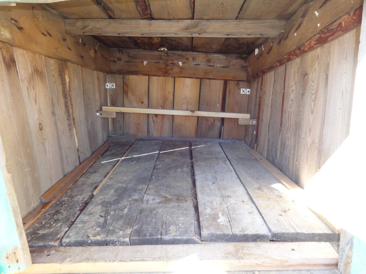 Так он выглядел внутри, тут ещё не успели побелить.