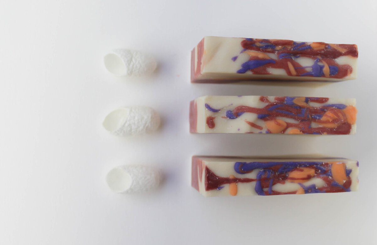 Рекомендуемая дозировка коконов в мыле 2-5% от общей массы. 