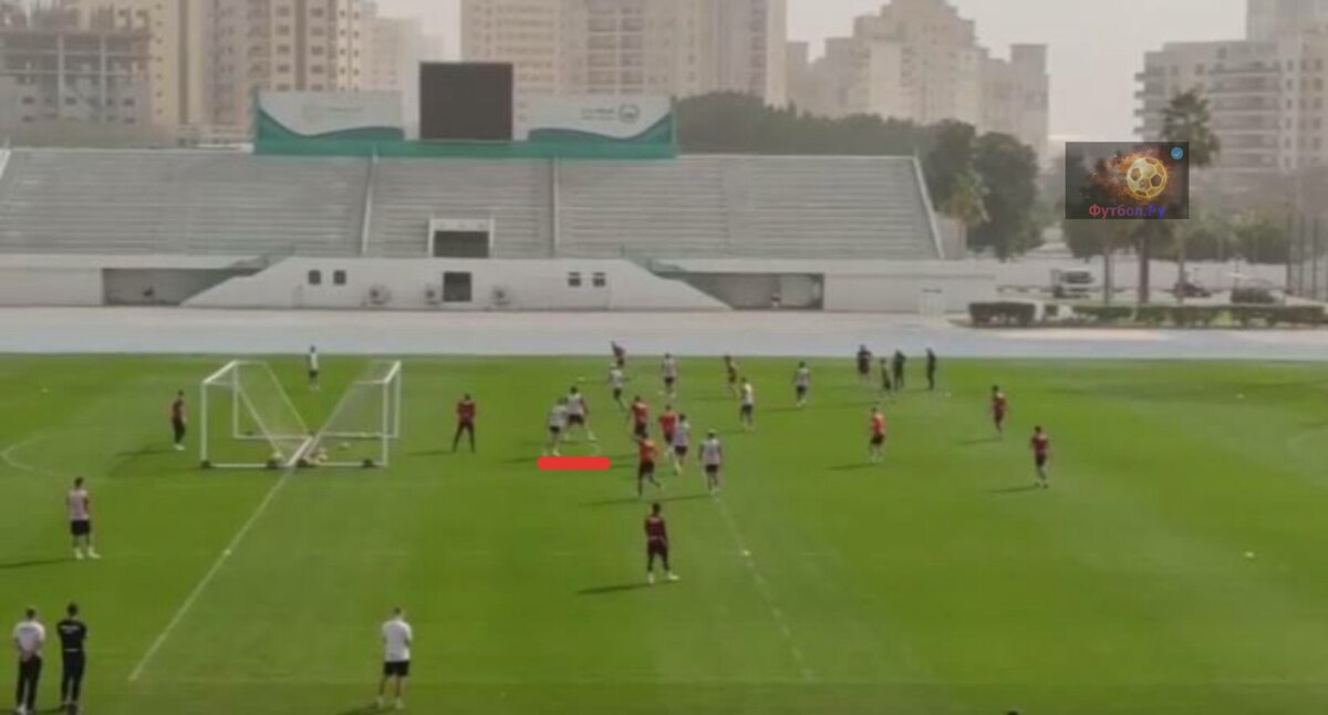 Скрин из тренировки "Спартака". Красной линией помечены 2 защитника
