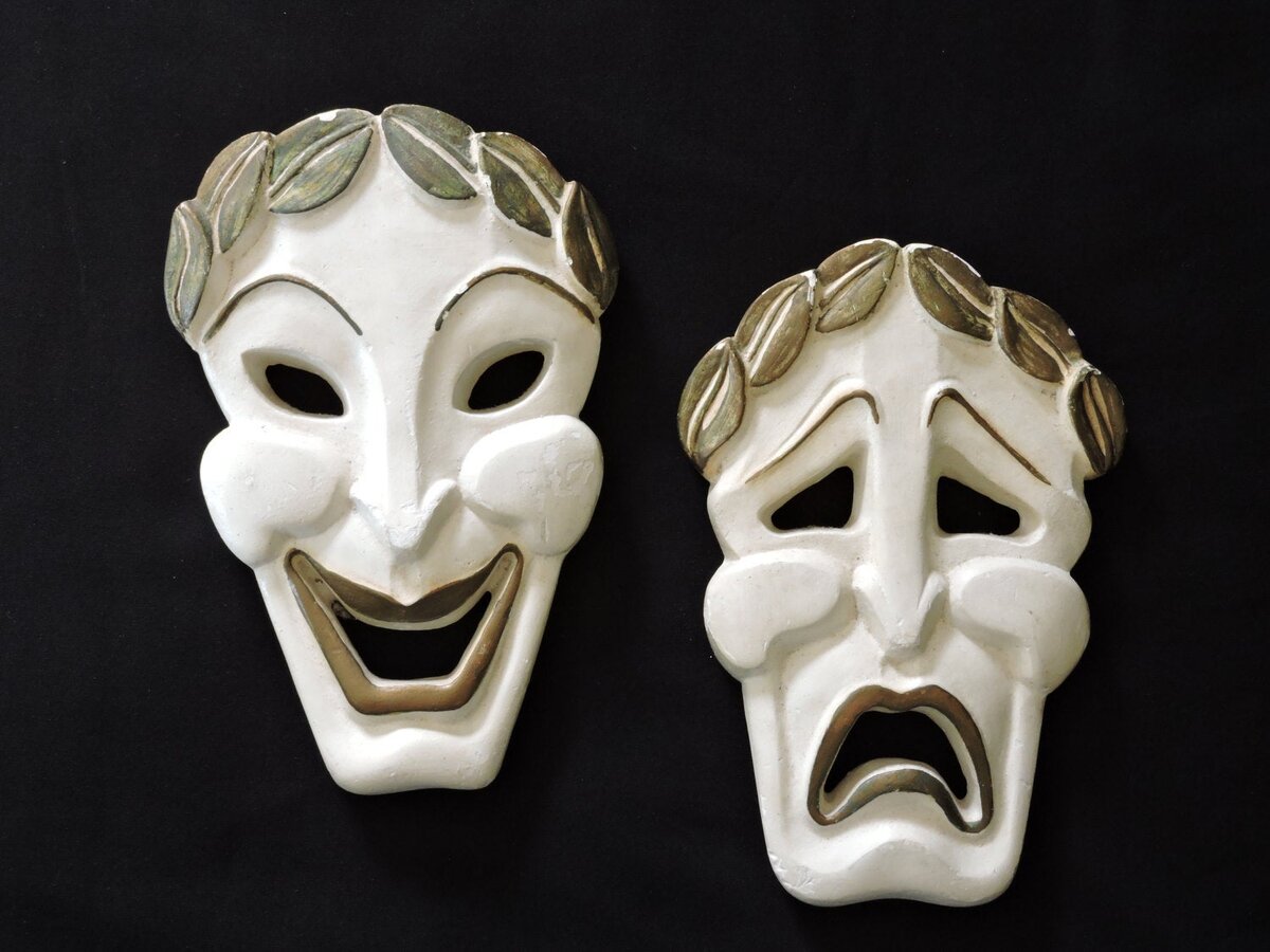 Театр маска комсомольский. Венецианская маска Пьеро. Театр маски. Сценическая маска. Маска трагедии.