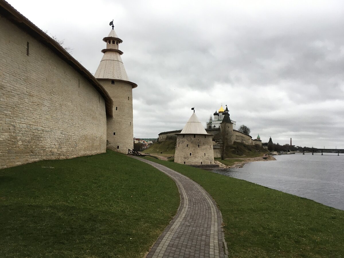 Псков замок. Псковский кром крепость. Псковский кром реконструкция. Псков реконструкция кром. Псковская крепость реконструкция.