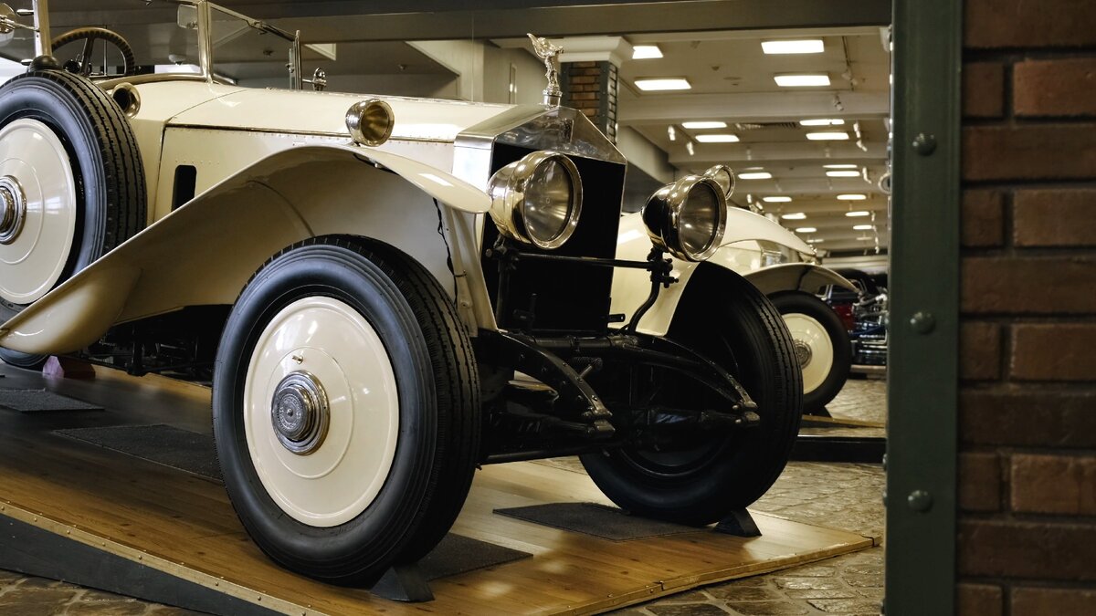 Конструкция шасси этого Ройса оказалось настолько прочным, что было способно нести кузов массой до двух тонн. Во время Первой и Второй мировой войны, с 1915 по 1944 годы, на базе первых моделей Rolls-Royce 40/50HP Silver Ghost строили тяжелые броневики.