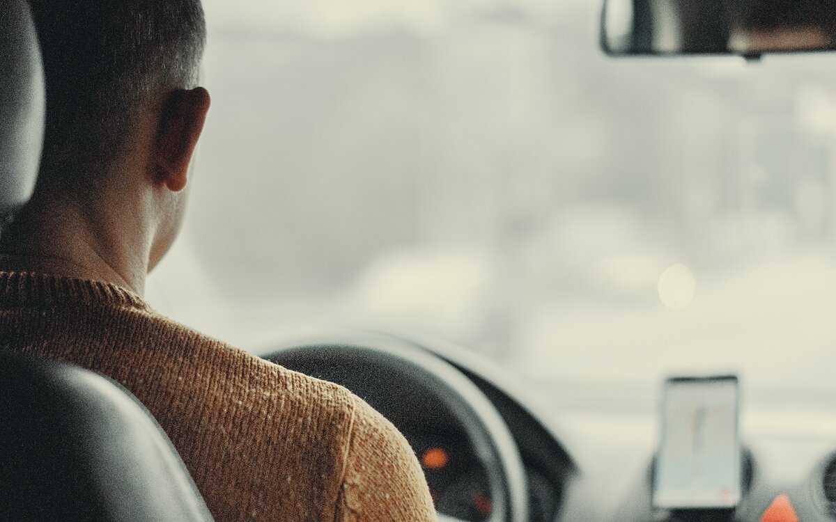 Человек за рулём. Photo by /https://unsplash.com/ Фото Виктора Быстрова на Unsplash
