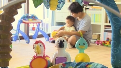 На этой недатированной фотографии изображен отец, играющий со своим ребенком (Ренхап)