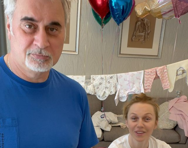 Мамочка усталая, без макияжа, но она всё равно очаровательна и счастлива