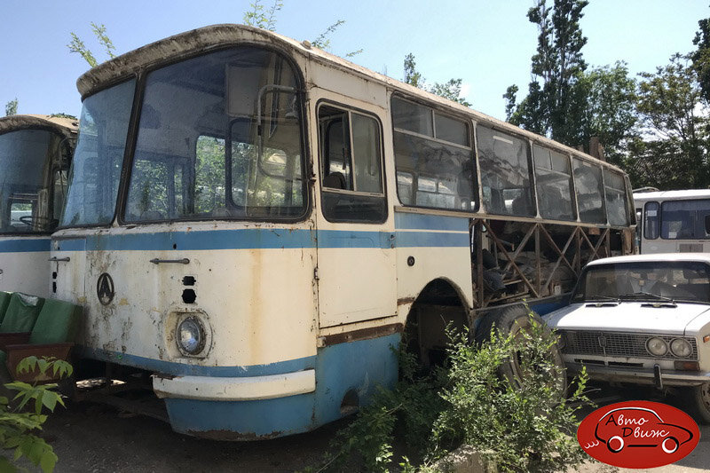 «Шестьсот девяносто пятые» и «Жигули» в печальном ожидании… Феодосия