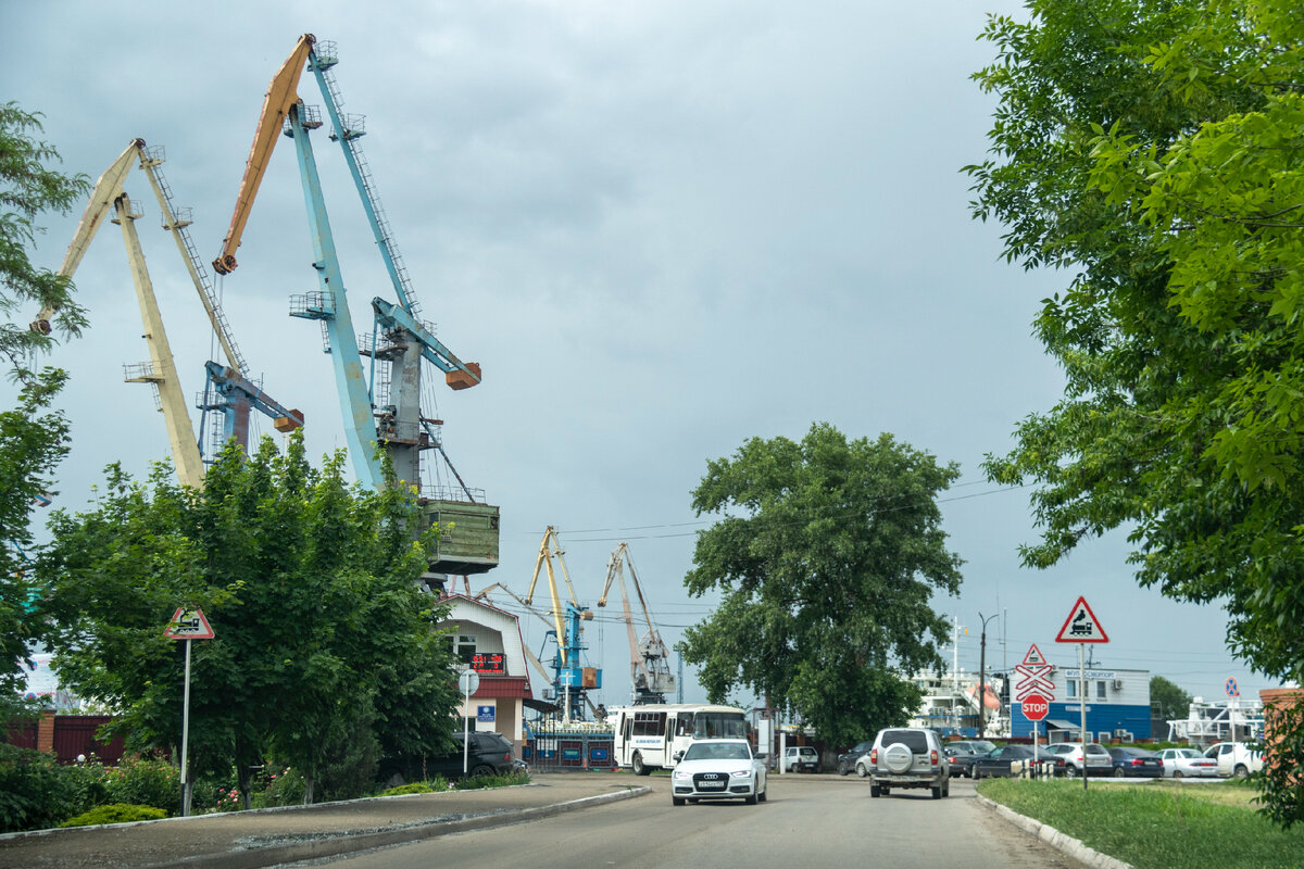 Ейск: лиман с очистными сооружениями, морской порт, а за ним курортный  пляж. Необычайное сочетание | Южная жизнь | Дзен