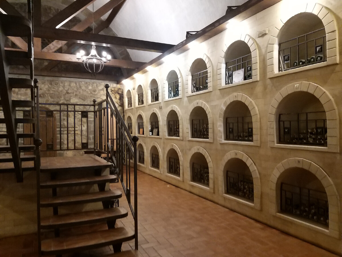 Бутыли с винами хранятся строго горизонтально, урожай каждого года в своем отсеке. Винзавод Абрау-Дюрсо. фото автора