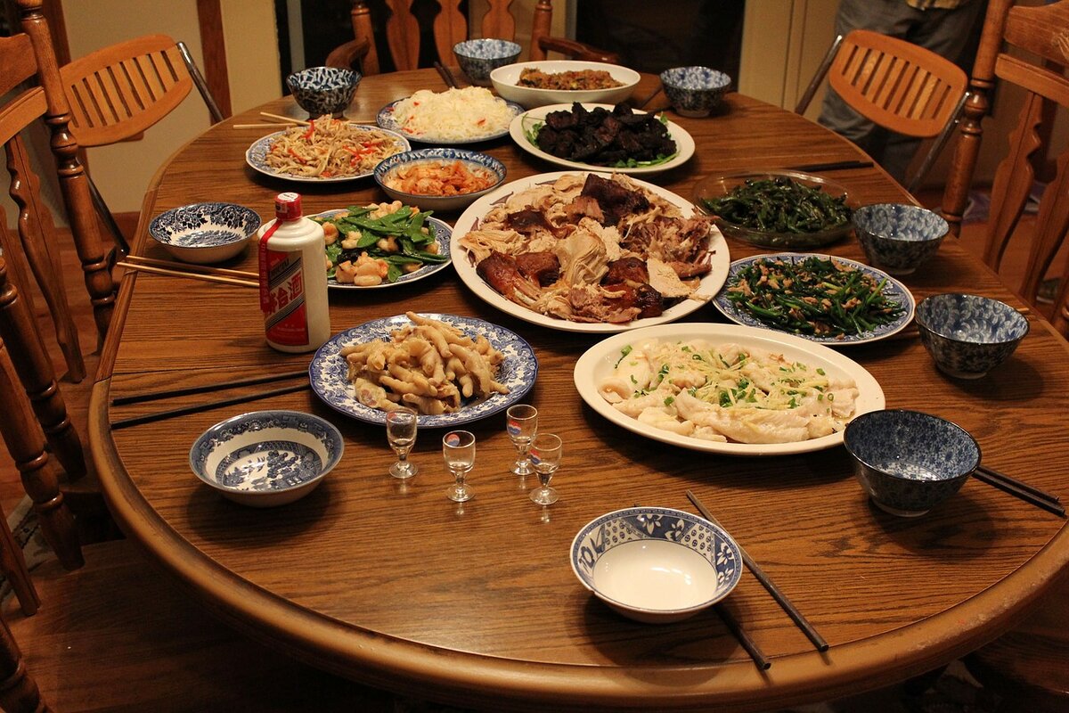 Китайский стол с едой