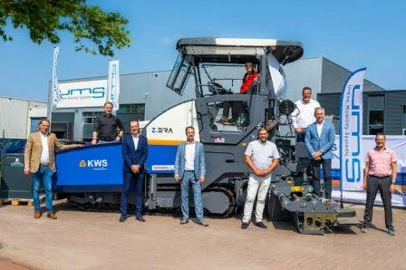 Участники испытаний позируют на фоне инновационной техники. Фото взято с сайта truck-and-bus.ru