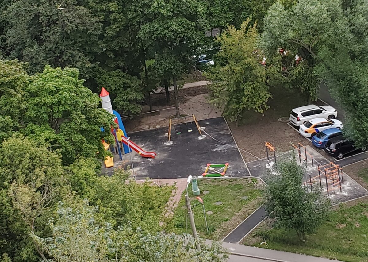 фото автора.Новая площадка в СВАО. Москва, Ярославское шоссе д.109 кор.1  И было бы понятно, что это была бы современная детская площадка, нет РАКЕТА БОЛЕЕ 5 метров высотой с крутой спиральной горкой (не видно на фото). Ну хоть бы ракету в гжель раскрасили! Обратите внимание как установлены детские качели. НОЖКИ КАЧЕЛЕЙ-УБИТЬСЯ МОЖНО! А с горки сразу взлетаешь, попой на асфальт.