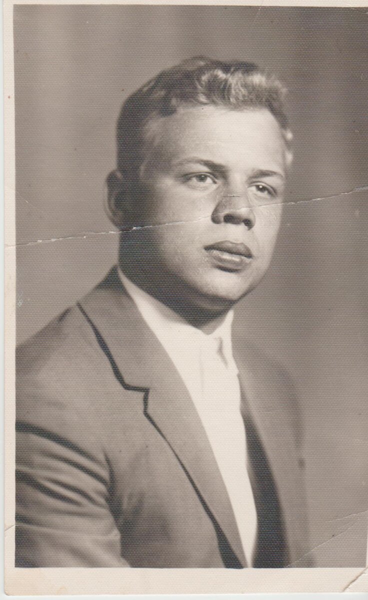 Таким отец был видимо еще до призыва в армию...