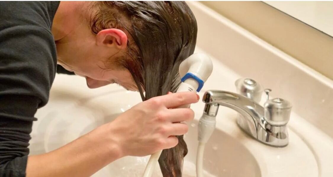 Шампунь моет без воды. Мытье головы. Мытье головы с наклоном вперед. Раковина для мытья головы. Мытье волос в парикмахерской.