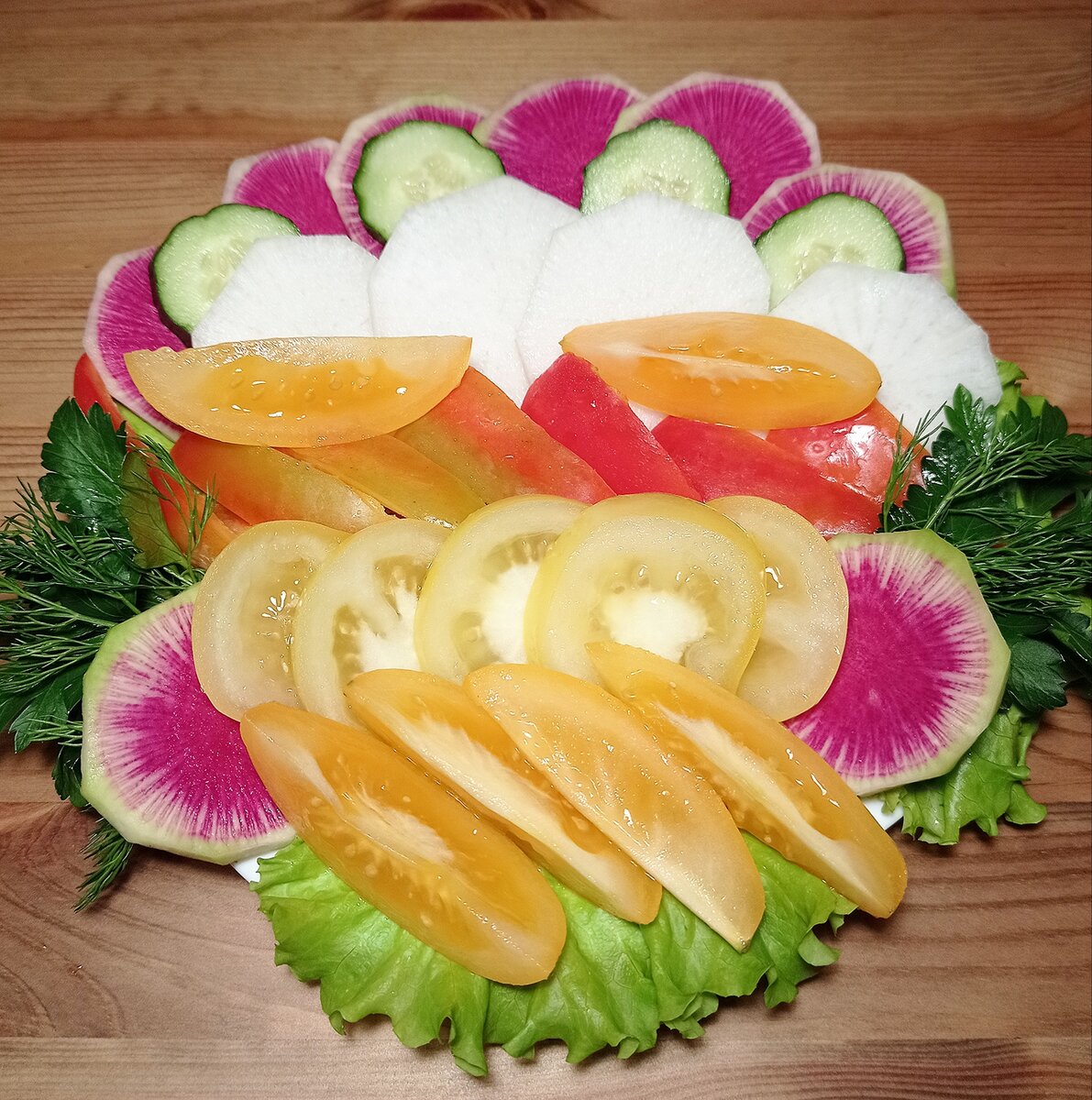 Арбузная редька, огурец, дайкон, болгарский перец, жёлтые помидоры, зелень