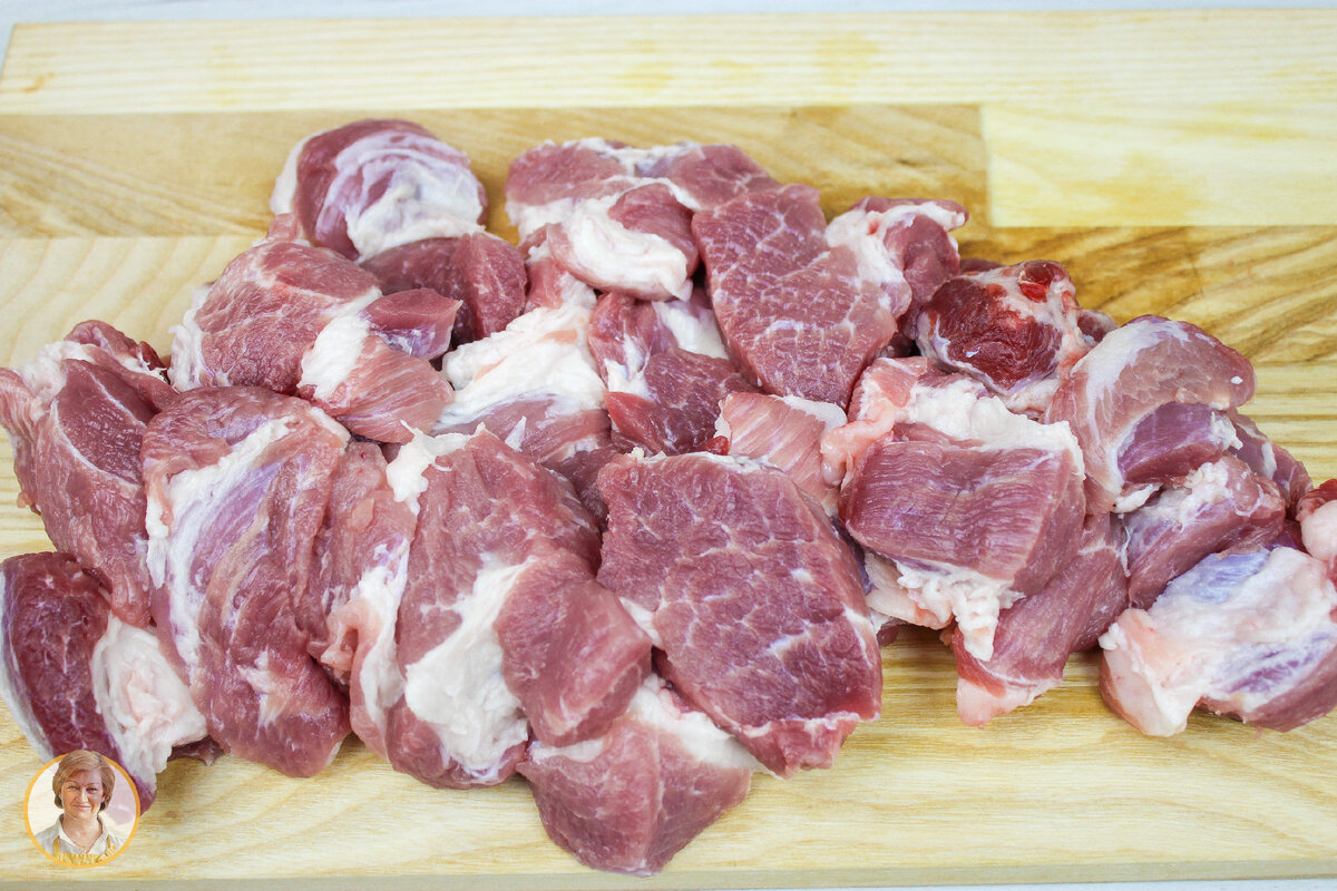 Мясо помыть, нарезать на порционные куски. 
