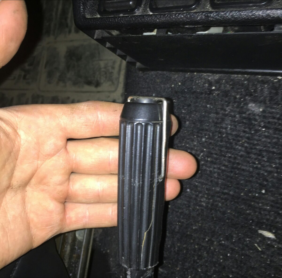 Фиксатор кнопки ручника, чтобы не отвлекаться в дрифте.