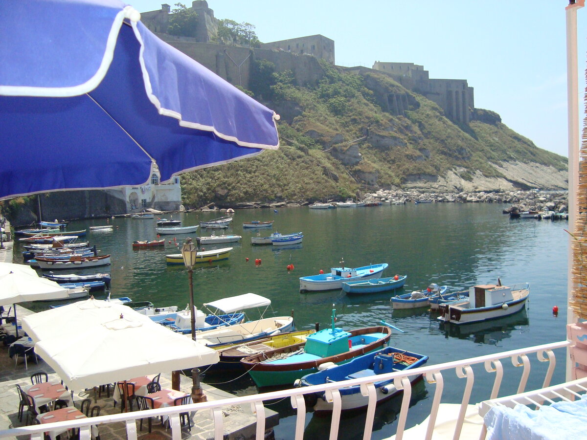 «Oggi quasi giornata dal mare» - «Сегодня почти день для моря!» - «Ed allora?! - И что?!» - «Cioè, andiamo al mare!» -  «То есть поехали на море!» (Фото автора - остров Прочида)