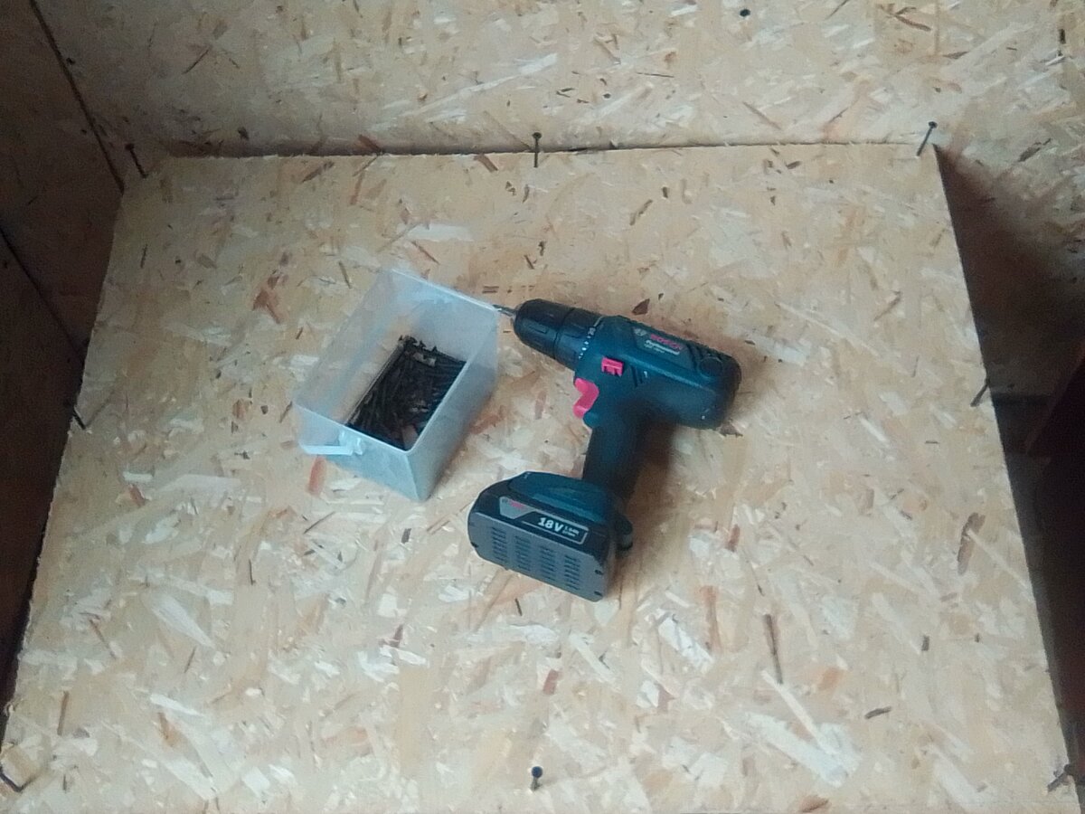 Заранее вкрутила саморезы