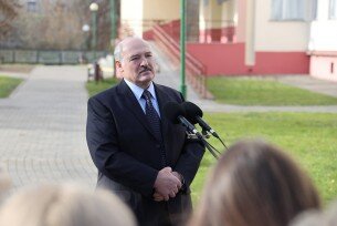 Глава государства во вторник снова перешел «красную линию». Уже в 17-й раз за время пандемии COVID-19 отправился к самым тяжелым больным, чтобы воочию посмотреть, как в нашей стране лечат коронавирусных больных и как помогают наши больницы другим пациентам. Но тематика рабочей поездки касалась не только медицины. Главный посыл Президента — все надо делать вовремя: лечить, сеять, пахать, строить жилье, укреплять безопасность. В этом залог сохранения нашей страны. Александр ­Лукашенко подчеркивает главное: