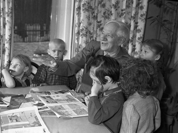 К. И. Чуковский в окружении детей