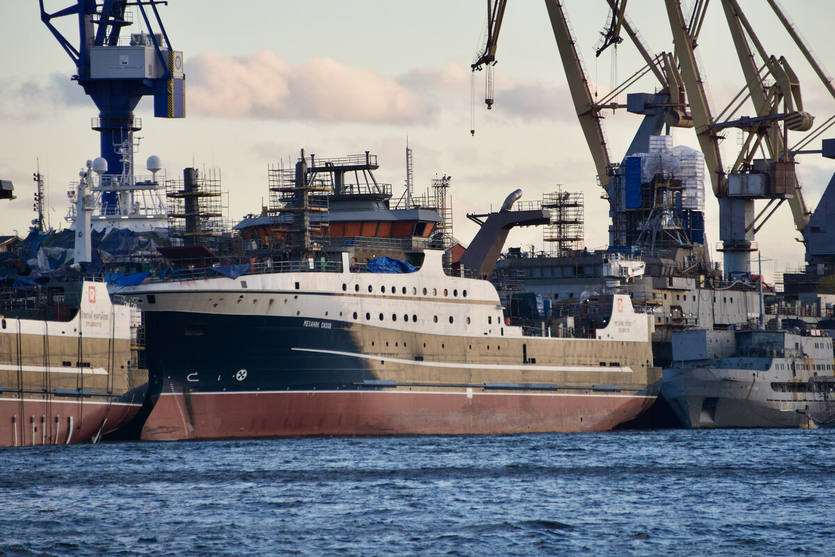 Супертраулеры "Механик Сизов" и "Капитан Вдовиченко", октябрь 2021г. Фото из архива В.Никифорова.