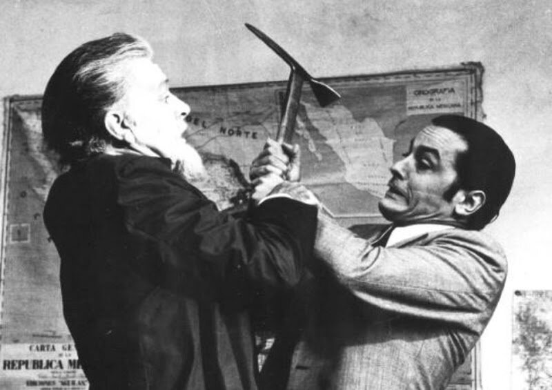 Кадр из фильма «Убийство Троцкого» (1972). Слева - Троцкий (Ричард Бартон), справа Рамон Меркадер (Ален Делон)