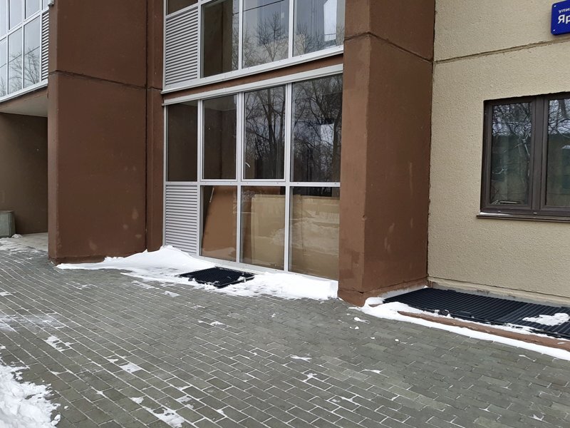 Другая квартира на первом этаже и снова на пешеходной дорожке вровень с этой самой пешеходной дорожкой. При желании можно заглянуть даже в квартиру.