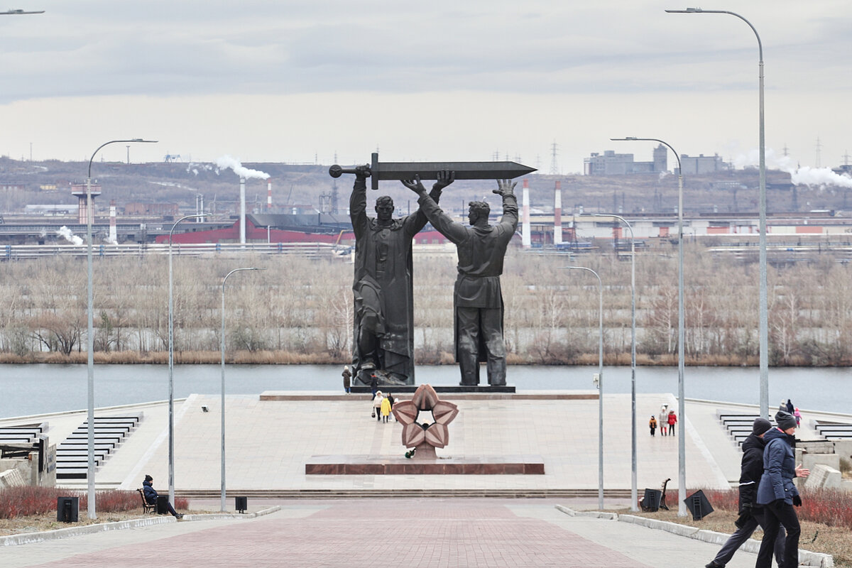 Монумент Тыл - Фронту